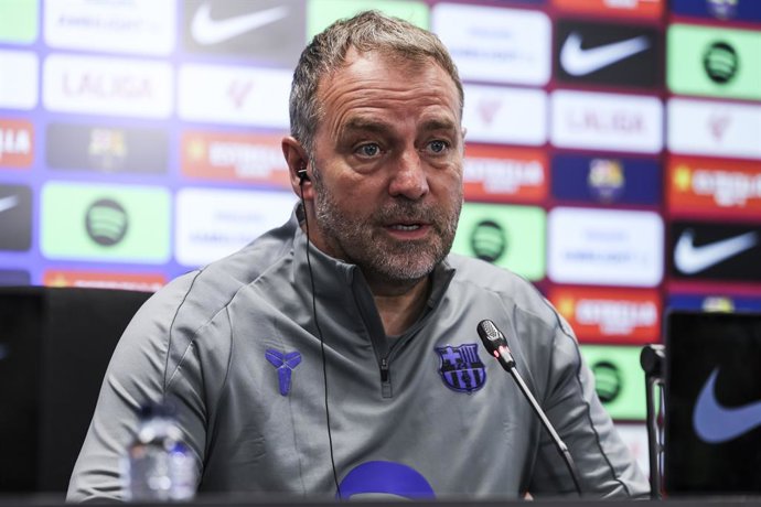 Hansi Flick, técnico do FC Barcelona, participa de sua coletiva de imprensa durante o dia de treinos do FC Barcelona antes da partida da Liga Espanhola, LaLiga EA Sports, contra o Athletic Club, na Ciudad Esportiva Joan Gamper, em 6 de março de 2026, em S