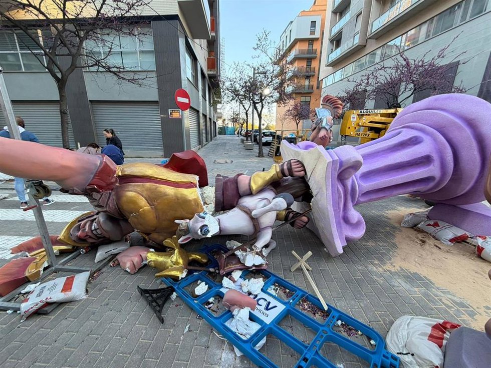 El viento provoca la caída del elemento principal de la falla Escultor Vicente Pallard de Torrent