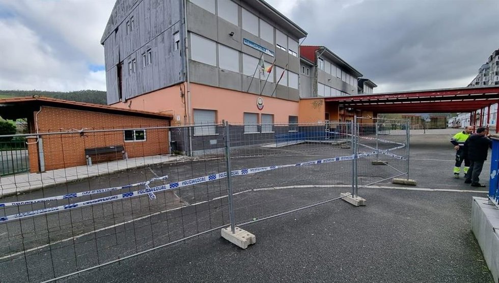 Desprendimiento de una fachada del CEIP Virgen de Valencia en Piélagos