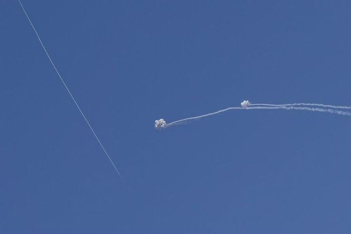 Archivo - November 6, 2024, Central District, Israel: A barrage of some 10 rockets from Lebanon's Hezbollah is intercepted in the airspace above central Israel and Tel Aviv's Ben Gurion International Airport are photographed from a sheltered lying down po