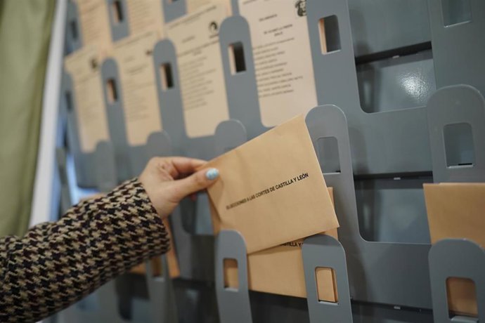 Castellanoleoneses votan en un colegio electoral, a 15 de marzo de 2026.