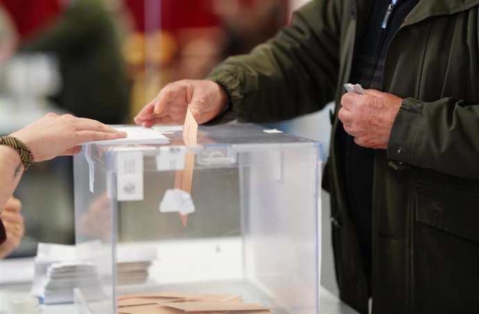 Castellanoleoneses votan en un colegio electoral, a 15 de marzo de 2026, en Valladolid, Castilla y León (España). Los ciudadanos están convocados a las urnas en las elecciones autonómicas a las Cortes de Castilla y León de 2026 para elegir a los 82 procur