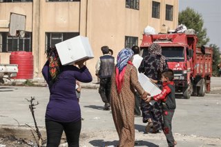 Archivo - Reparto de ayuda humanitaria a desplazados en el norte de Siria