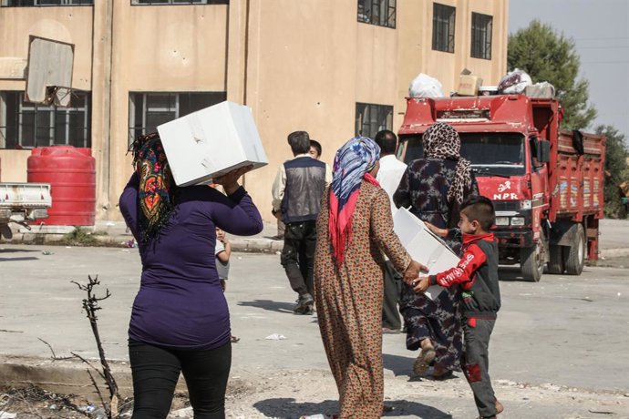 Archivo - Arquivo - FOTO DE ARQUIVO - 15 de outubro de 2019, Síria, Tall Tamr: Refugiados deslocados da cidade de Sari Kani recebem ajuda da Fundação Hevi, uma associação sem fins lucrativos sediada no Oriente Médio que atua principalmente no Iraque e na 