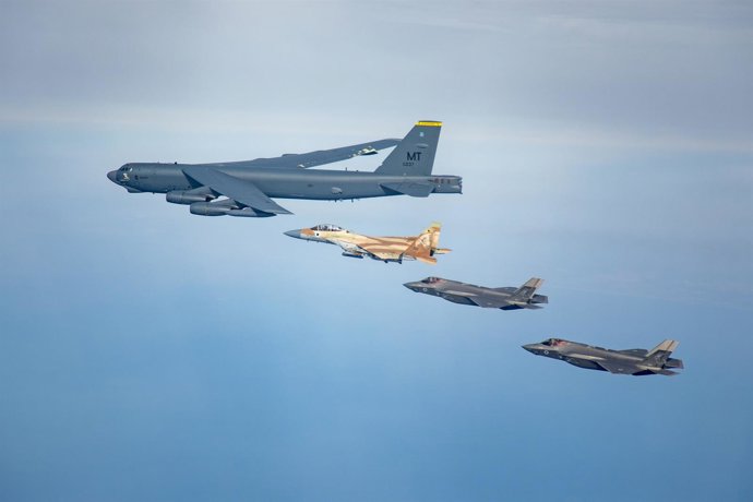 Archivo - Cazas F-35 y F-15 israelíes junto a un bombardero estadounidense B-52 (archivo)