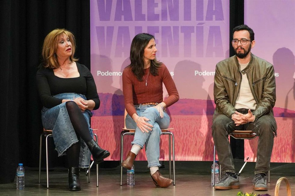 La secretaria general de Podemos, Ione Belarra (c), y el coordinador general de la formación en Castilla y León Miguel Ángel Llamas (d), y la presidenta de Plataforma Trans, Mar Cambrollé (i), durante un acto público, en el centro cívico Bailarín Vicent