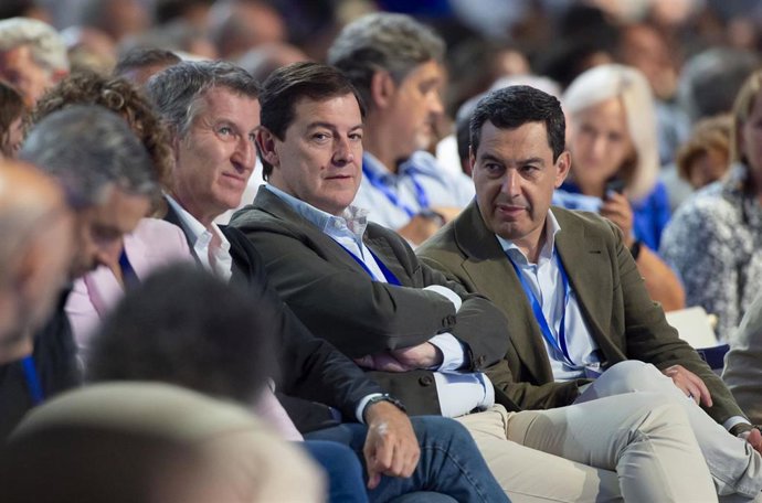 Archivo - El presidente del PP, Alberto Núñez Feijóo, el presidente de la Junta de Castilla y León, Alfonso Fernández Mañueco, y el presidente de la Junta de Andalucía, Juanma Moreno, en el XXI Congreso Nacional del Partido Popular, a 5 de julio de 2025, 
