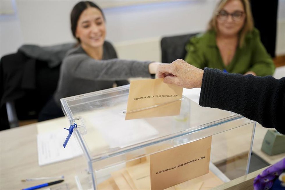 Castellanoleoneses votan en un colegio electoral, a 15 de marzo de 2026, en Salamanca, Castilla y León (España). Los ciudadanos están convocados a las urnas en las elecciones autonómicas a las Cortes de Castilla y León de 2026 para elegir a los 82 procu