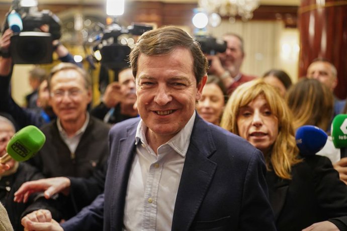 El candidato del PP a la reelección como presidente en la Junta de Castilla y León, Alfonso Fernández Mañueco (c), a su llegada al seguimiento de la noche electoral del PSOE de Castilla y León, en el Hotel Alameda Palace, a 15 de marzo de 2026, en Salaman