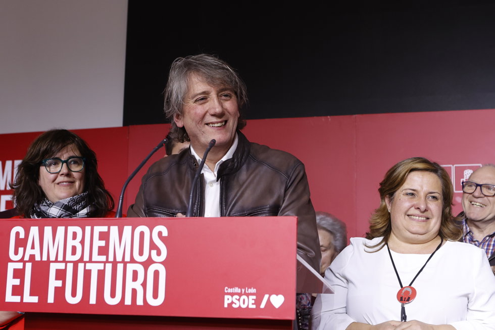 El candidato del PSOE a la Presidencia de la Junta de Castilla y León, Carlos Martínez, interviene tras el seguimiento de la noche electoral del PSOE de Castilla y León, en el Hotel San Francisco, a 15 de marzo de 2026, en Soria, Castilla y León 