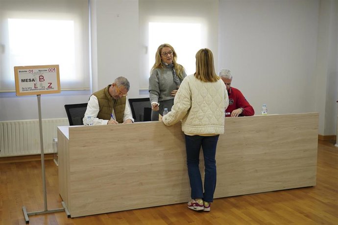 Castellanoleoneses votan en un colegio electoral, a 15 de marzo de 2026, en Salamanca, Castilla y León (España). Los ciudadanos están convocados a las urnas en las elecciones autonómicas a las Cortes de Castilla y León de 2026 para elegir a los 82 procura