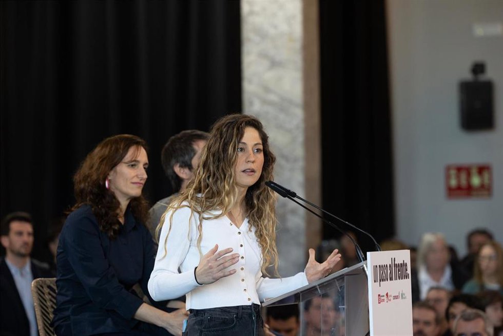 La ministra de Sanidad, Mónica García (i), y la coordinadora general de Sumar, Lara Hernández (d), durante el acto de refundación del proyecto de las izquierdas, en el Círculo de Bellas Artes de Madrid, a 21 de febrero de 2026, en Madrid (España). Movim