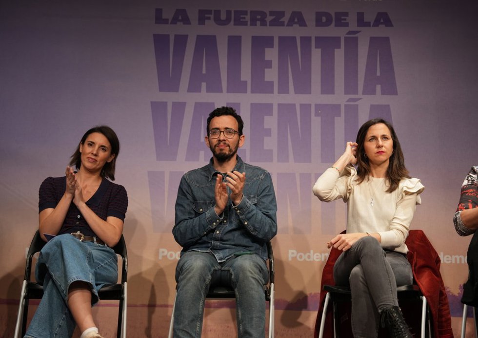 (I-D) La secretaria política de Podemos y eurodiputada, Irene Montero; el candidato de Podemos a la Presidencia de la Junta de Castilla y León, Miguel Ángel Llamas y la secretaria general de Podemos, Ione Belarra, durante el acto de cierre de campaña