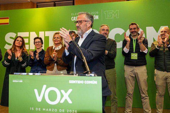 El candidato de Vox a la Presidencia de Castilla y León, Carlos Pollán, interviene tras el seguimiento de la noche electoral en Castilla y León, en el Hotel AC Santa Ana de Valladolid.