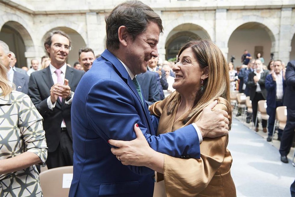 Archivo - El presidente del PP de Castilla y León, Alfonso Fernández Mañueco junto a la presidenta de Cantabria, María José Sáenz de Buruaga.-ARCHIVO