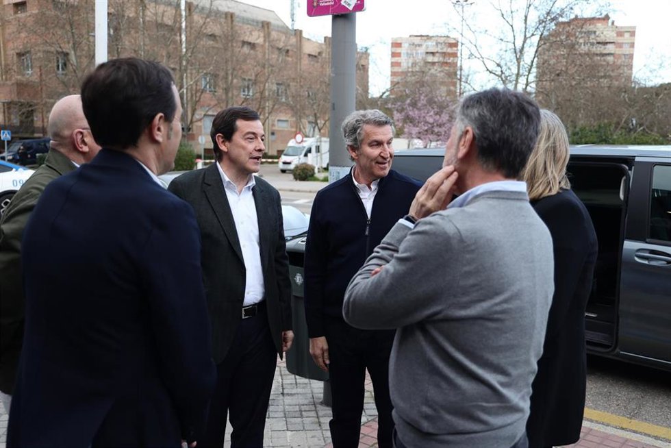 El presidente del PP, Alberto Núñez Feijóo (i), y el candidato del PP a la reelección como presidente en la Junta de Castilla y León, Alfonso Fernández Mañueco (d), a su llegada a un acto de cierre de campaña, a 13 de marzo de 2026, en Valladolid, Casti