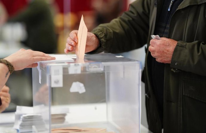 Ciudadanos votan en un colegio electoral, a 15 de marzo de 2026, en Valladolid.