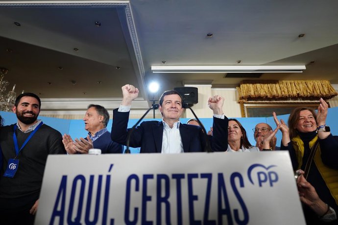 Alfonso Fernández Mañueco, durante sua aparição pública em Salamanca após vencer as eleições.