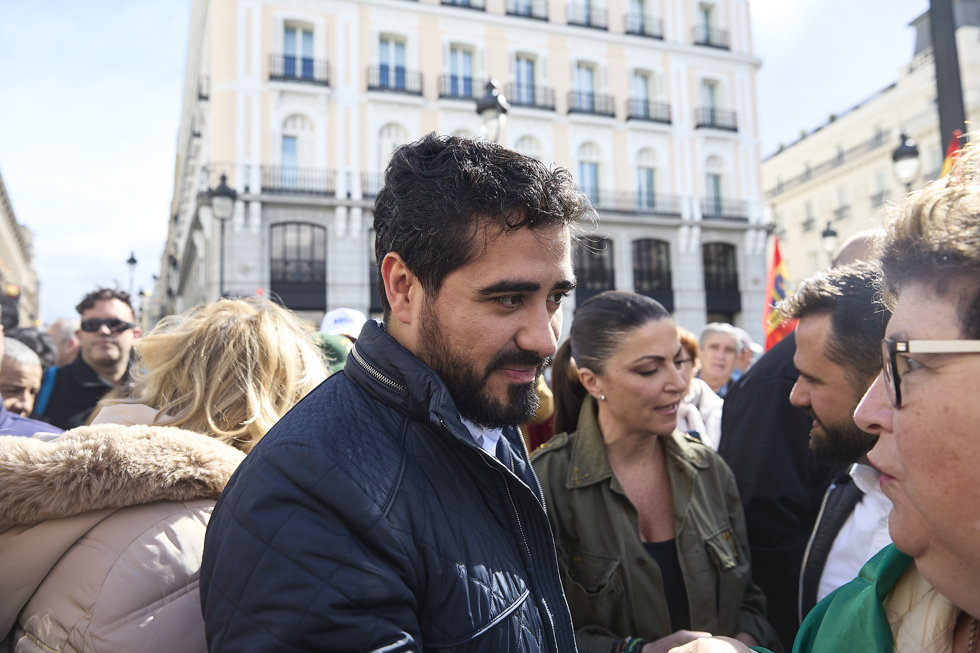 El eurodiputado y líder de Se Acabó la Fiesta (SALF), Luis 'Alvise' Pérez y la exdiputada de VOX, Macarena Olona, durante la manifestación de policías nacionales y guardias civiles convocada por el sindicato JuntosPolGC, a 14 de marzo de 2026, en Madrid 