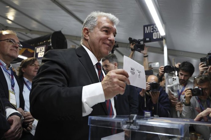 El presidente del FC Barcelona, Joan Laporta, tras votar en la jornada electoral del 15 de marzo de 2026