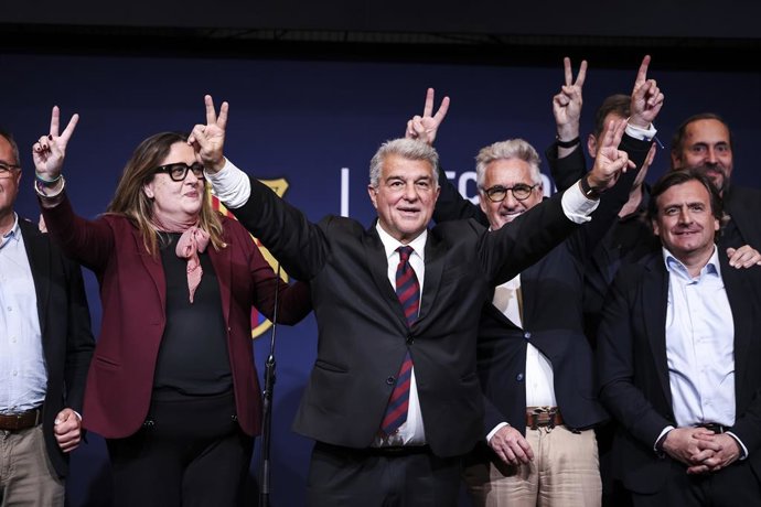 Joan Laporta celebra con sus compañeros de candidatura la victoria en las elecciones presidenciales del FC Barcelona del 15 de marzo de 2026