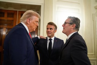 Archivo - El presidente de Estados Unidos, Donald Trump, y el primer ministro de Reino Unido, Keir Starmer, junto al presidente francés, Emmanuel Macron, durante una reunión en la Casa Blanca
