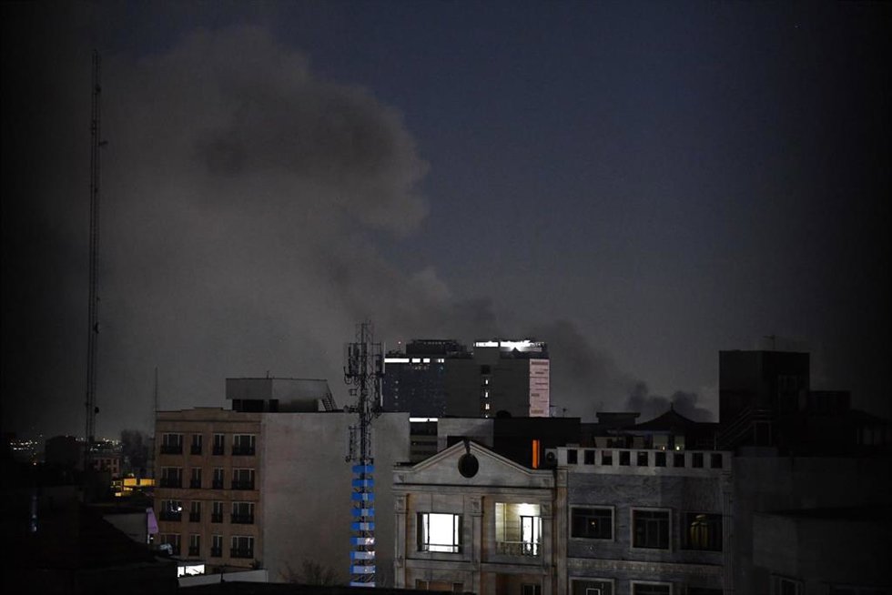 Humo sobre Teherán tras ataques contra la capital de Irán en la ofensiva de EEUU e Israel