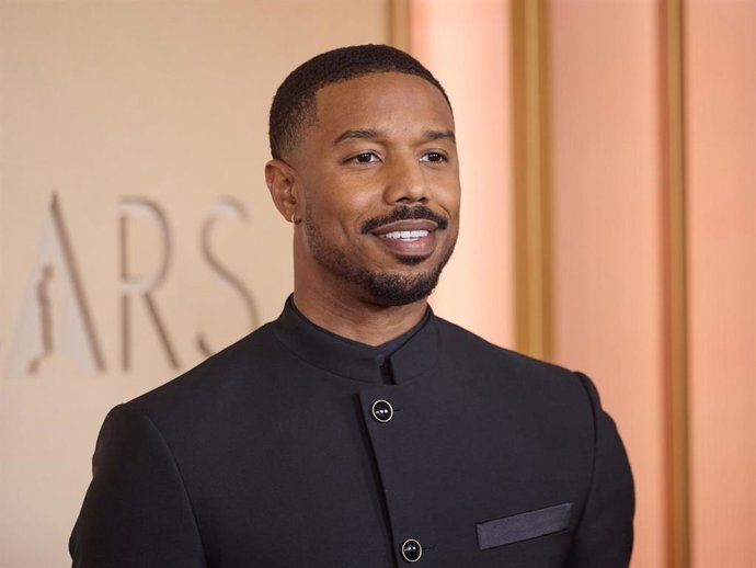 Michael B. Jordan rediseña el look masculino más elegante hasta la fecha en los Oscar 2026
