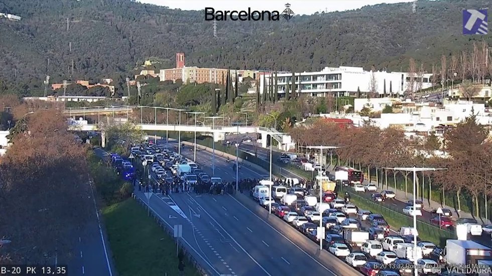 Corte en la Ronda de Dalt de Barcelona por la huelga de docentes este lunes