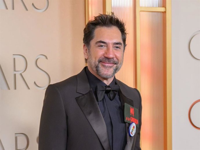 Javier Bardem transforma el clásico esmoquin en una declaración reivindicativa en los Premios Oscar 2026