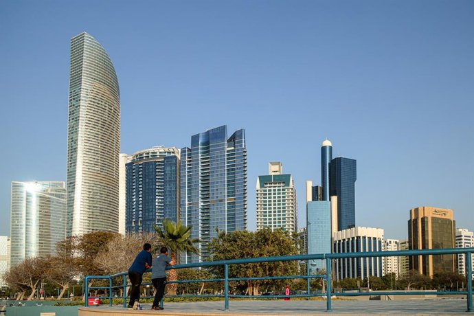 Archivo - Arquivo - EMIRADOS ÁRABES UNIDOS, ABU DHABI - 1º DE FEVEREIRO DE 2026: Pessoas no centro de Abu Dhabi