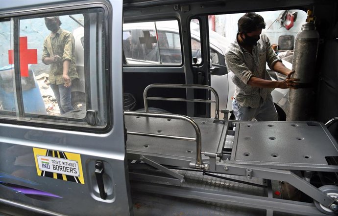 Archivo - Un coche convertido en ambulancia en India (archivo)