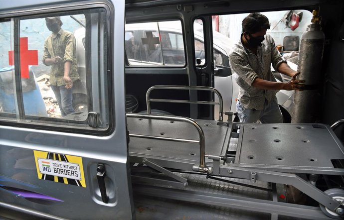 Archivo - May 28, 2021, Bengaluru, Karnataka, India: A mechanic fixes an oxygen cylinder in a car that is being converted into an ambulance with an oxygen cylinder in Bengaluru..An initiative by ''Drive Without Borders'' spearheaded by Wasim Memon to help