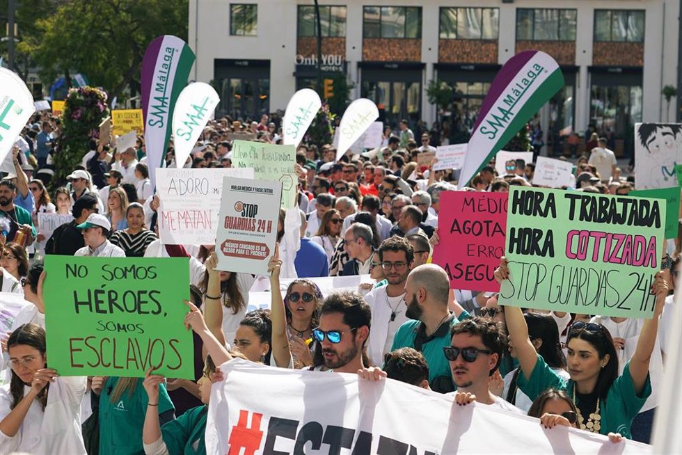 Manifestación convocada por el Sindicato Médico Andaluz con motivo de la tercera jornada consecutiva de huelga contra el estatuto marco aprobado por el Ministerio de Sanidad. A 18 de febrero de 2026, en Málaga (Andalucía, España).