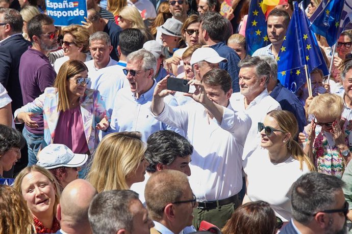 Archivo - Prohens, junto a Mañuezo en una manifestación.