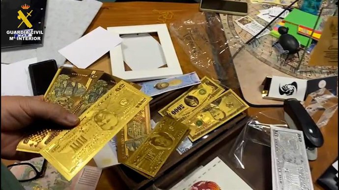 Material intervenido a un falso grupo miliitar y religioso desarticulado en Sanlúcar (Cádiz) por estafa millonaria imitando a telepredicadores americanos