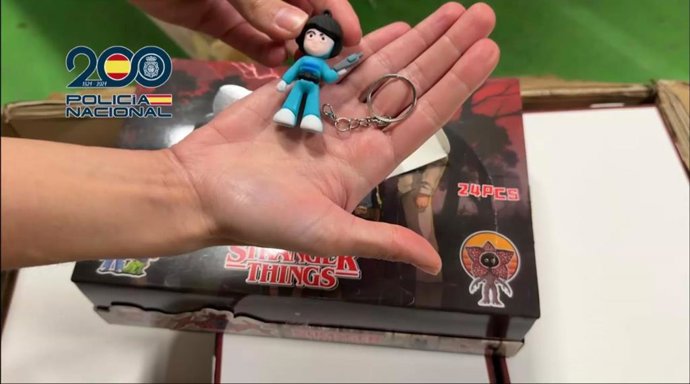 Incautan en Madrid 25 toneladas de juguetes defectuosos de la serie 'Stranger Things', la mayor intervención de este material