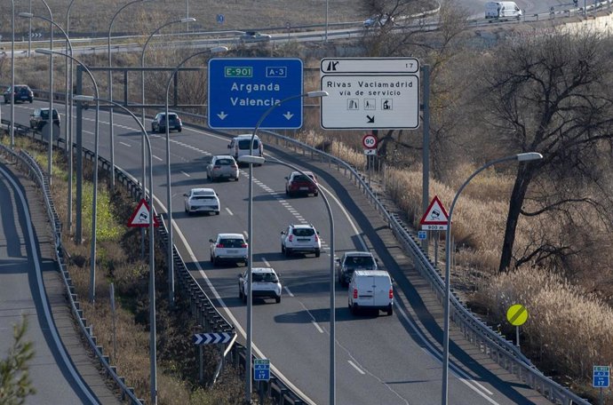 Archivo - Decenas de coches en la A-3, a 27 de diciembre de 2024, en Madrid (España). La segunda fase del dispositivo especial de la DGT con motivo de las fiestas navideñas comienza hoy, 27 de diciembre, y se prolongará hasta la medianoche del miércoles 1