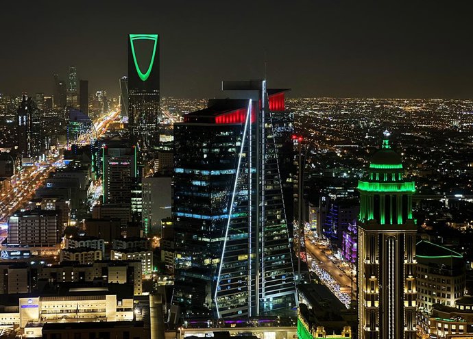 Archivo - Arquivo - RIYADH, 5 de dezembro de 2022 -- Esta foto, tirada em 4 de dezembro de 2022, mostra a vista noturna da cidade de Riyadh, na Arábia Saudita.
