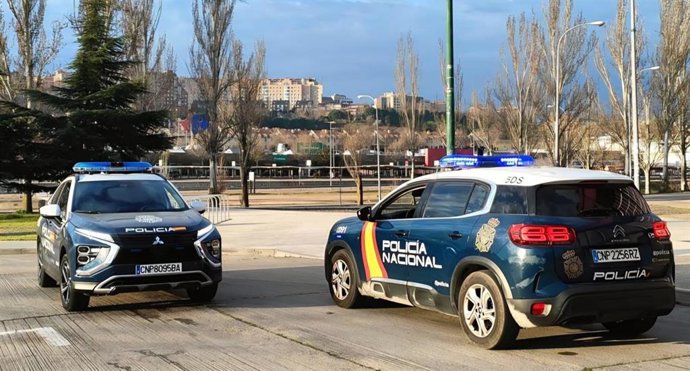 Archivo - Dos coches de la Policía Nacional de Valladolid.