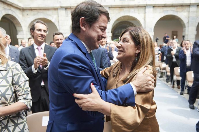 Archivo - El presidente del PP de Castilla y León, Alfonso Fernández Mañueco junto a la nueva presidenta de Cantabria, María José Sáenz de Buruaga, en foto de archivo