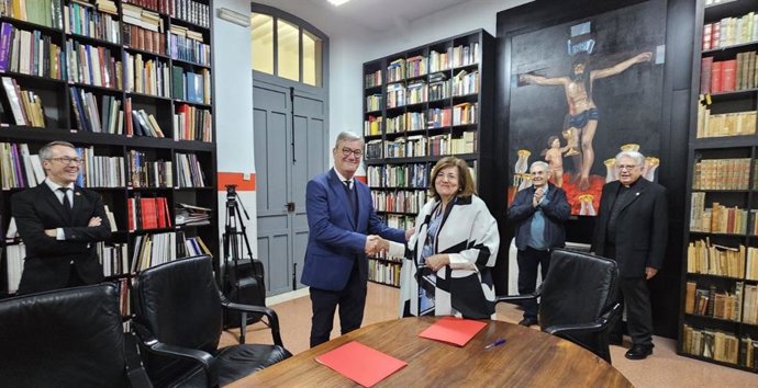 Los presidentes de la UCAM y de la Archicofradía del Cristo de la Sangre de Murcia, María Dolores García y Carlos Valcárcel, se saludan tras la firma del acuerdo