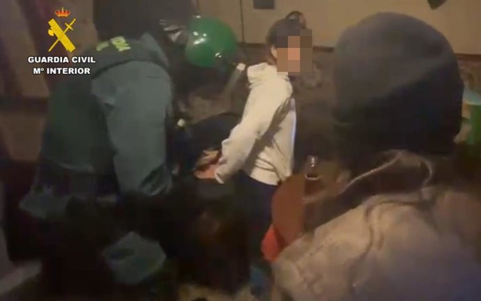 Uno de los detenidos por menudeo de drogas en Pilas.