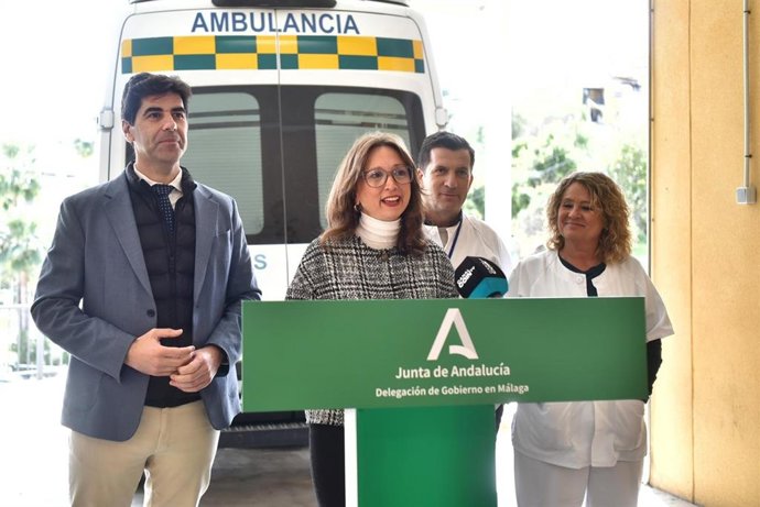 La delegada del Gobierno andaluz en Málaga, Patricia Navarro, durante una visita al Centro de Salud de Coín (Málaga), acompañada por el alcalde, Francisco Santos.