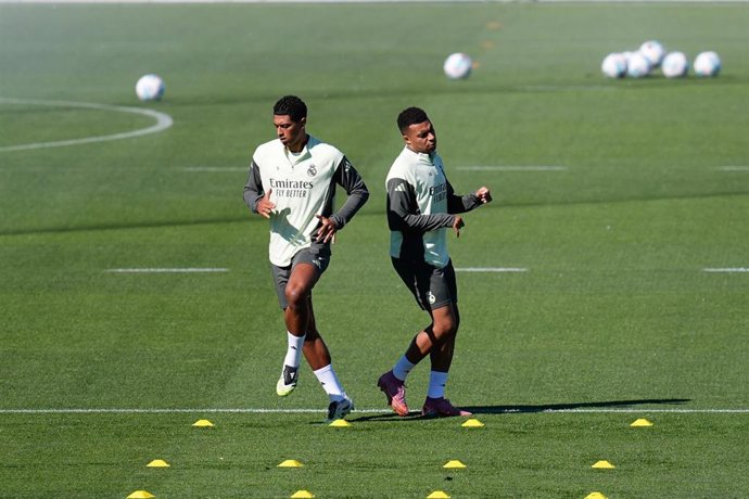 Archivo - Los futbolistas del Real Madrid Jude Bellingham y Kylian Mbappé, en un entrenamiento.