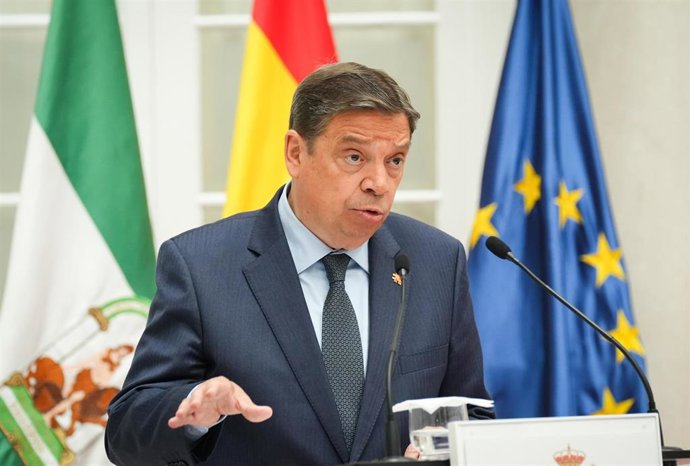 Archivo - El ministro de Agricultura, Pesca y Alimentación, Luis Planas, durante su intervención. A 25 de abril de 2025, en Sevilla (Andalucía, España). 