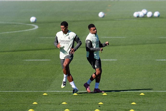 Archivo - Jude Bellingham and Kylian Mbappe of Real Madrid CF warm up during the training day of Real Madrid ahead the Spanish League, LaLiga EA Sports, football match against Levante UD at Ciudad Deportiva Real Madrid on September 22, 2025, in Valdebebas
