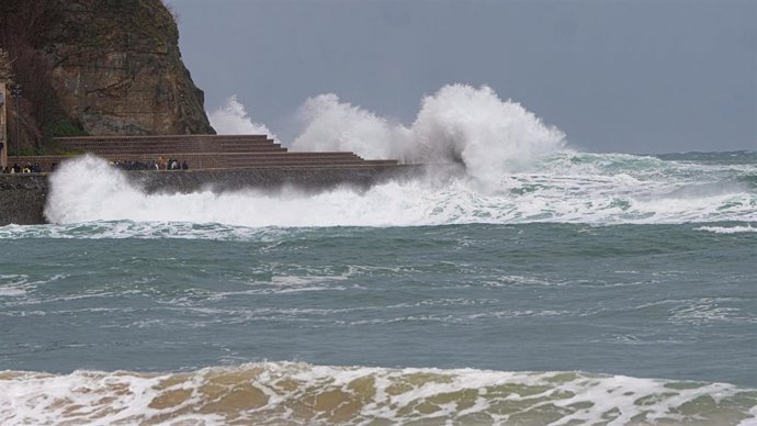 Archivo - Oleaje en la playa de Ondarreta, a 31 de enero de 2026, en San Sebastián, Guipúzcoa, País Vasco (España). 
