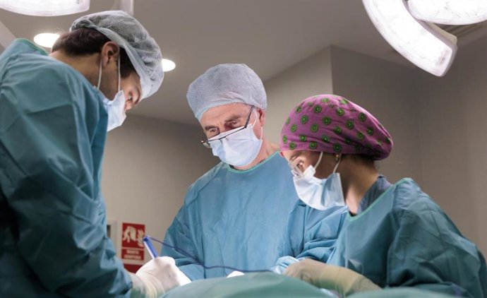 El Dr. Pedro Redondo, codirector de Dermatología de la Clínica Universidad de Navarra, durante una cirugía de Mohs.