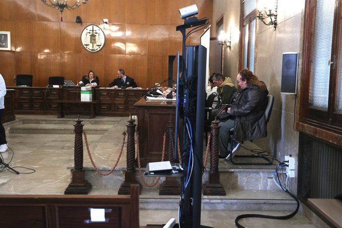 Comienza el segundo juicio por la muerte del bebé arrojado a un contenedor en Porto Cristo.